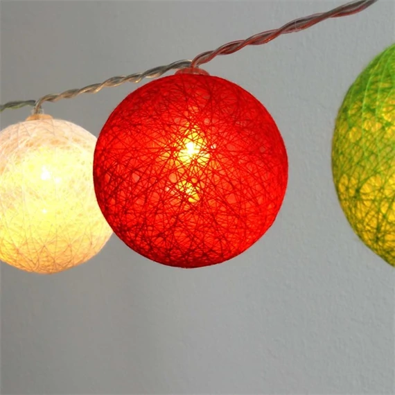 Iris Gömb alakú 6cm/színes fonott/4,5m/piros-fehér-zöld/30db LED-es/USB-s fénydekoráció