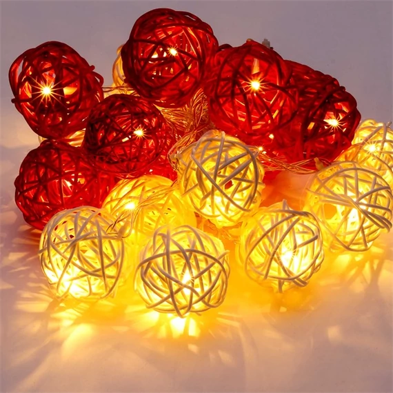 Iris Gömb alakú fonott/rattan/4m/fehér + piros/20db LED-es/3xAA elemes fénydekoráció